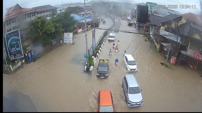 Hujan selama 2 jam di Samarinda mengakibatkan 13 titik terendam banjir.