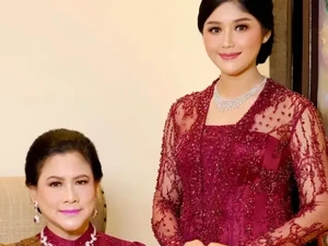 Gaya Iriana Jokowi Tampil Serba Merah, Perhiasannya Capai Rp 2,7 M