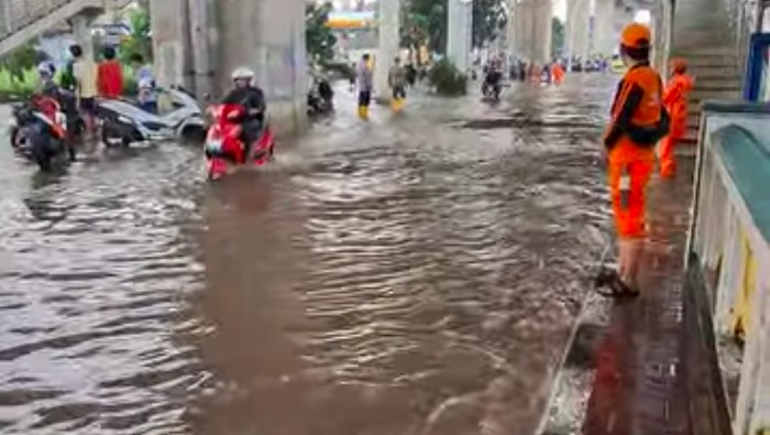 Jalan Ciledug Raya di Kecamatan Kebayoran Baru, Jaksel sempat tergenang banjir. BPBD Jakarta menyatakan banjir di sana sudah surut. (dok Pribadi/@rdwnysp_)
