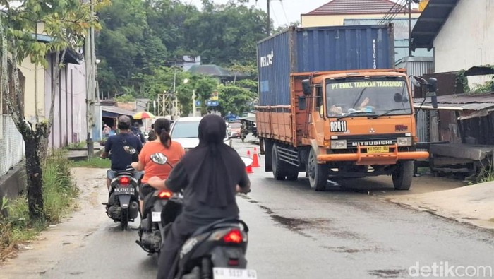 Aktivitas bongkar muat barang di salah satu gudang di Kampung Bugis.