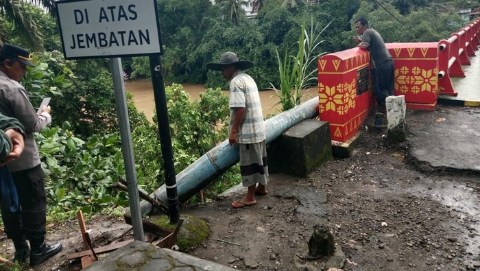 Bahu Jembatan Air Beliti di Musi Rawas longsor akibat curah hujan tinggi