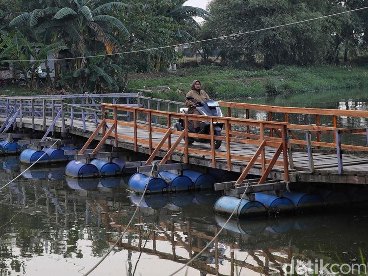 Jembatan Apung Ini Jadi Penyelamat Akses Antar Desa