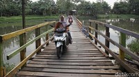 Selama bertahun-tahun, warga harus menempuh jalur memutar yang jauh hanya untuk sekadar menuju desa tetangga. Kini tak perlu lagi memutar jauh setelah jembatan bisa dilintasi.