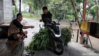 Setiap warga yang melintas membayar sukarela Rp2.000 sebagai dana perawatan jembatan apung swadaya tersebut.