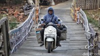 Meski sederhana, jembatan apung Sukamekar menjadi bukti kemandirian warga di tengah janji pembangunan jembatan permanen yang tak kunjung terealisasi.