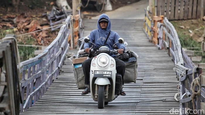 Jembatan Apung Swadaya Warga Bekasi, Penyelamat Akses Antar Desa Sejumlah warga melintasi jembatan apung di Desa Sukamekar, Kabupaten Bekasi, Jawa Barat, Selasa (16/9/2025).
