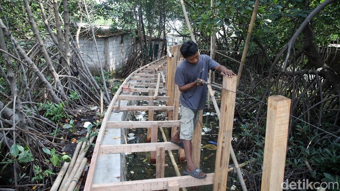 Proyek pembangunan jembatan jogging track tengah berlangsung di kawasan permukiman pesisir Marunda, Jakarta Utara, Selasa (16/9/2025). Pembangunan yang dimulai sejak Agustus lalu ini ditargetkan selesai pada Oktober mendatang.