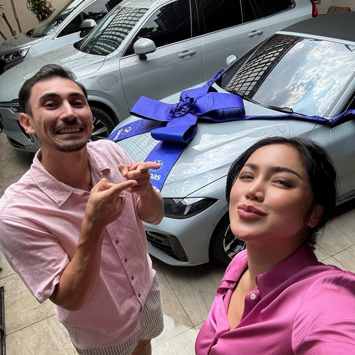 Jessica Iskandar beli mobil baru.