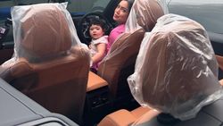 Jessica Iskandar Semringah Banget, Pamer Mobil Convertible Baru