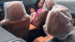 Harga mobil barunya ini mulai dari Rp 1,9 miliar sampai tembus lebih dari Rp 3 miliar. Foto: Instagram Jessica Iskandar