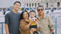 Jonatan Christie merasa kebahagiaan keluarga adalah suatu keindahan lebih dari ulang tahunnya. Ketika melihat mereka bahagia, ketika melihat mereka merasa disayangi dan ketika kita menghabiskan momen2 bersama, itu adalah hal yang paling indah dari apapun yg saya miliki selama 28 tahun ada di dunia ini. Dan tidak ada satu keputusan pun yang saya sesali untuk memiliki momen tsb. You all are EVERYTHING to my life, tulisnya. (Foto: dok Instagram jonatanchristieofficial)