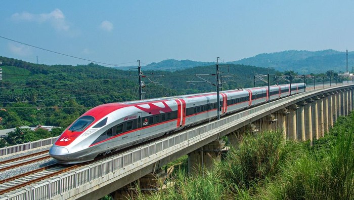 PT Kereta Cepat Indonesia China (KCIC) mengamankan pelaku pencurian kabel grounding di jalur Whoosh antara Padalarang–Tegalluar, Jumat (29/8/2025). Penangkapan ini terungkap melalui patroli rutin yang digelar tim keamanan KCIC.