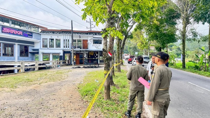 Kafe Shaka di Desa Jolontoro, Kecamatan Sapuran, Wonosobo ditutup Satpol PP. Foto diunggah Selasa (16/9/2025).