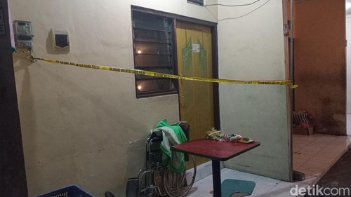 Kamar kos pasutri di Jalan Subur Gang Mirah Pemecutan 3B Nomor 3B, Denpasar, sudah digaris polisi, Selasa (16/9/2025). (Aryo Mahendro/detikBali).