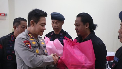 Kapolda Bali, Irjen Daniel Adityajaya, menyerahkan bansos untuk personel PNPP yang terdampak banjir. Bansos diserahkan di Mako Brimob Polda Bali, Selasa (16/9/2025). (Dok. Polda Bali)