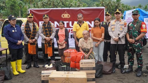 Kapolda NTT Irjen Rudi Darmoko saat menyerahkan bantuan kepada korban bencana banjir bandang di Kecamatan Mauponggo, Kabupaten Nagekeo, NTT, Selasa (16/9/2025).