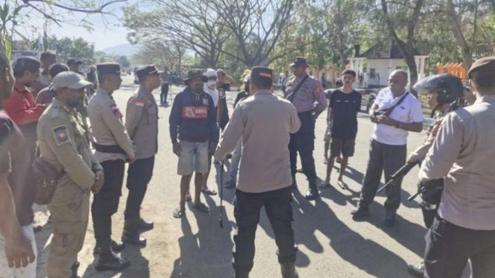 Kapolres Alor AKBP Nur Azhari saat menemui massa dari Welai Barat yang berkumpul di Tugu Simpang Watatuku, Kabupaten Alor, NTT, Senin (16/9/2025).