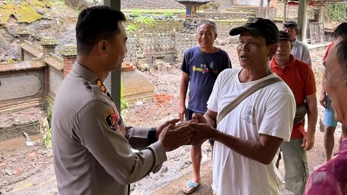 Kapolres Gianyar, Chandra C. Kesuma memberikan bantuan sejumlah dana di Banjar Lebah, Desa Keramas, Gianyar. (Dok Polres Gianyar)