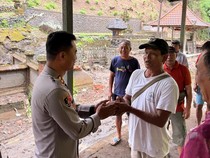 Kapolres Gianyar Tinjau dan Beri Bantuan Korban Tanah Longsor