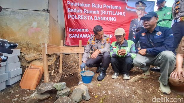 Kapolresta Bandung, Kombes Aldi Subartono saat mendatangi rumah Awaludin, di Kampung Cangri, Desa Manggungharja, Kecamatan Ciparay, Kabupaten Bandung.