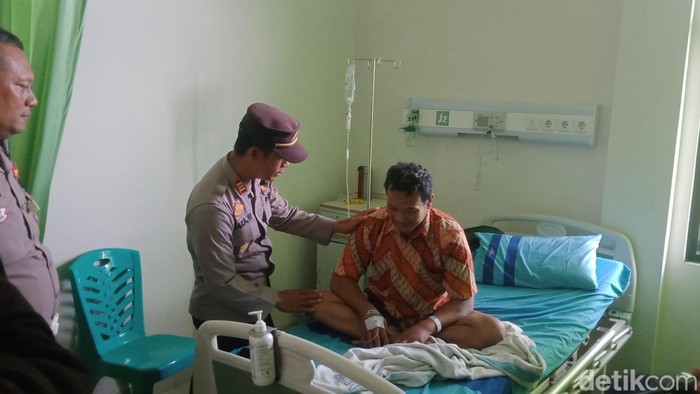 Kapolsek Delanggu AKP Jaka Waloya membesuk korban Riswoko yang diserang tawon Vespa di RS, Klaten, Selasa (16/9/2025). Kapolsek Delanggu AKP Jaka Waloya membesuk korban Riswoko yang diserang tawon Vespa di RS, Klaten, Selasa (16/9/2025).
