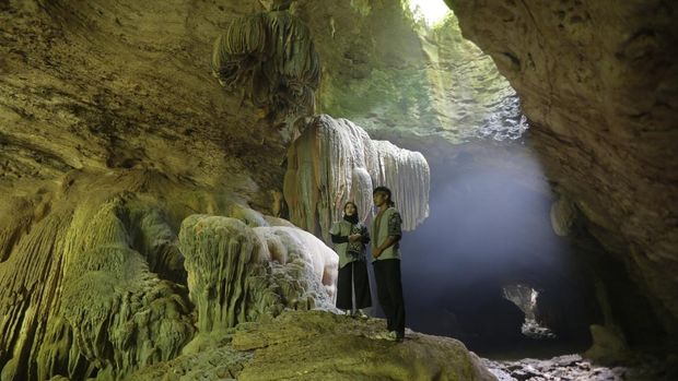Karst Sangkulirang-Mangkalihat dan goa tersembunyinya. Foto: laman resmi Pemerintah Kalimantan Timur dan Kutai Timur