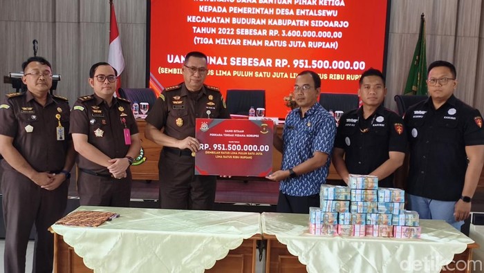Kejari Sidoarjo sita Rp 951 juta uang pengembalian kasus korupsi dana bantuan desa Entalsewu