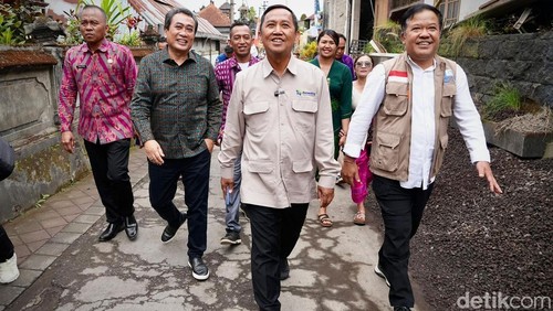 Kemenkop didampingi Bupati Bangli dan Anggota DPR RI Komisi VI meninjau gerai-gerai Koperasi Desa Merah Putih di Desa Awan, Kintamani, Selasa (16/9/2025). (Leona)