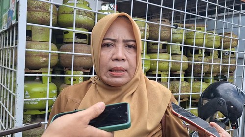 Kepala Bidang Bapokting Disdag Mataram, Sri Wahyunida, saat diwawancarai seusai sidak ke sejumlah agen LPG, Selasa (16/9/2025). (Nathea Citra/detikBali)