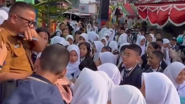 Kepsek SMP Negeri 1 Prabumulih saat pamit ke siswanya