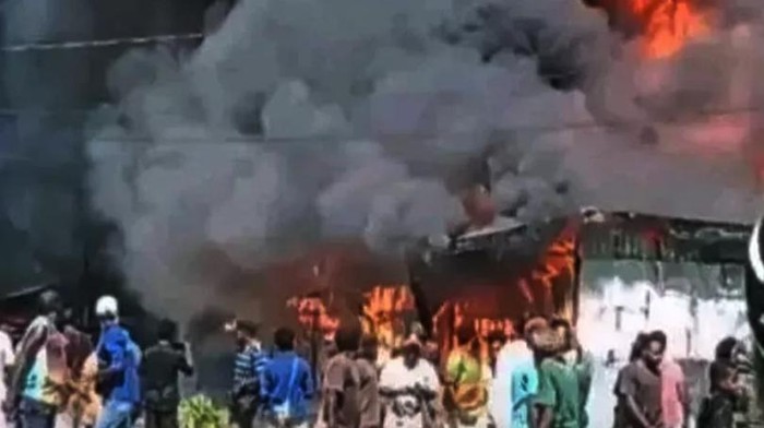 Kerusuhan pecah di Kabupaten Yalimo, Papua Pegunungan berujung pembakaran, sekolah hingga asrama polisi.