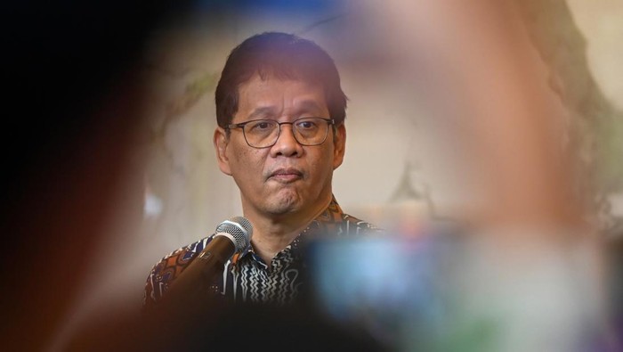 Menteri Keuangan Purbaya Yudhi Sadewa memberikan keterangan pers terkait pencairan dana pemerintah di Jakarta, Jumat (12/9/2025). Dalam keterangannya, Menkeu cairkan dana pemerintah senilai Rp200 triliun ke lima bank anggota Himpunan Bank Milik Negara (Himbara) pada Jumat sore ini. ANTARA FOTO/Rivan Awal Lingga/rwa.