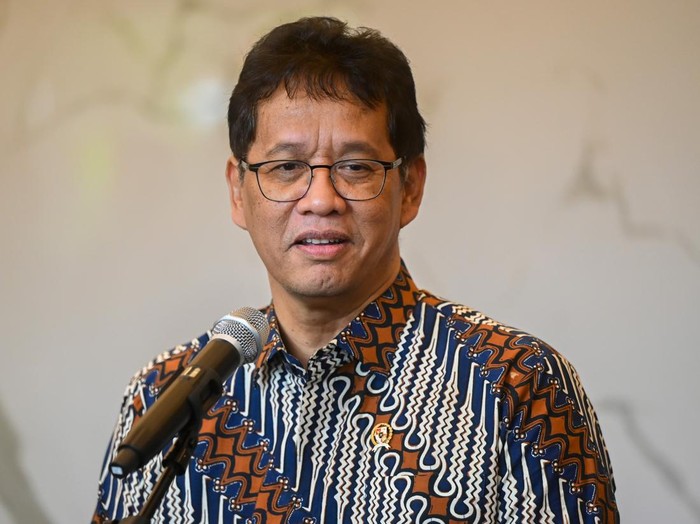 Menteri Keuangan Purbaya Yudhi Sadewa memberikan keterangan pers terkait pencairan dana pemerintah di Jakarta, Jumat (12/9/2025). Dalam keterangannya, Menkeu cairkan dana pemerintah senilai Rp200 triliun ke lima bank anggota Himpunan Bank Milik Negara (Himbara) pada Jumat sore ini. ANTARA FOTO/Rivan Awal Lingga/rwa.