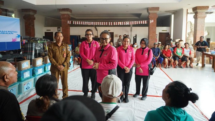Ketua Umum Bhayangkari, Juliati Sigit Prabowo, menyalurkan bansos untuk korban banjir di Denpasar, Bali,  Senin (15/9/2025). (Dok. Polda Bali)