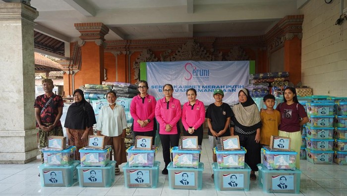 Ketua Umum (Ketum) Bhayangkari Juliati Sigit Prabowo bertolak ke Bali, dan salurkan bansos ke warga terdampak bencana banjir, Selasa (16/8/2025).