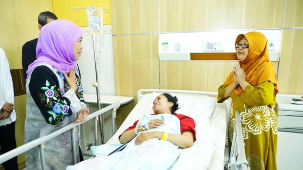 Khofifah menjenguk korban laka maut di Bromo