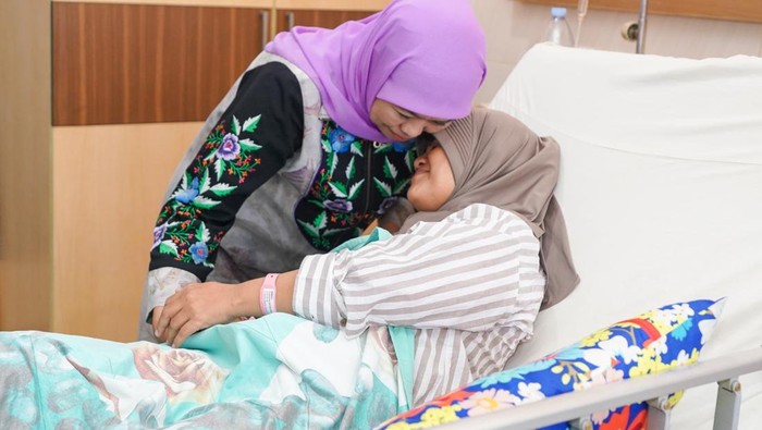 Khofifah menjenguk korban laka maut di Bromo