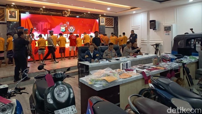 Konferensi pers kasus demo rusuh di Makassar.