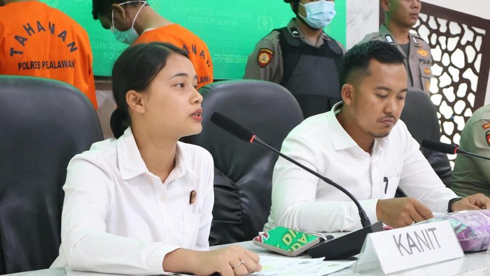 Konferensi pers Polres Pelalawan terkait pencabulan 2 anak oleh ayah tirinya.