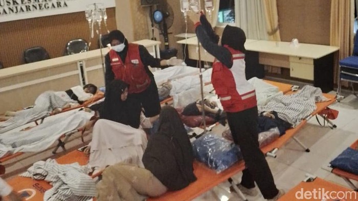 Seratusan santri di Kecamatan Rakit dirawat di Puskesmas lantaran diduga mengalami keracunan, Senin (15/9/2025).