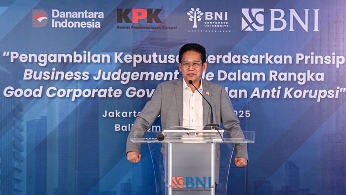 Wakil Ketua Komisi Pemberantasan Korupsi (KPK) Johanis Tanak mendengarkan pertanyaan dari seorang pegawai saat Compliance Forum di Grha BNI, Jakarta, Selasa (16/9/2025). Komisi Pemberantasan Korupsi bersama PT Bank BNI menggelar forum diskusi yang membahas pengambilan keputusan berdasarkan prinsip business judgement rule untuk meningkatkan kesadaran budaya anti korupsi dalam memperkuat implementasi tata kelola perusahaan. ANTARA FOTO/Sulthony Hasanuddin