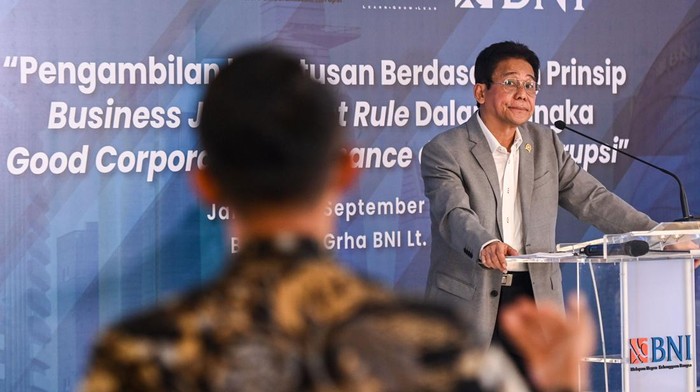 Wakil Ketua Komisi Pemberantasan Korupsi (KPK) Johanis Tanak mendengarkan pertanyaan dari seorang pegawai saat Compliance Forum di Grha BNI, Jakarta, Selasa (16/9/2025). Komisi Pemberantasan Korupsi bersama PT Bank BNI menggelar forum diskusi yang membahas pengambilan keputusan berdasarkan prinsip business judgement rule untuk meningkatkan kesadaran budaya anti korupsi dalam memperkuat implementasi tata kelola perusahaan. ANTARA FOTO/Sulthony Hasanuddin