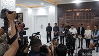 Dalam keputusan itu, tertuang 16 dokumen yang tidak bisa dibuka ke publik berkaitan dengan syarat menjadi capres-cawapres. Salah satu dokumen yang tidak bisa dibuka tanpa persetujuan yakni perihal dokumen ijazah. 