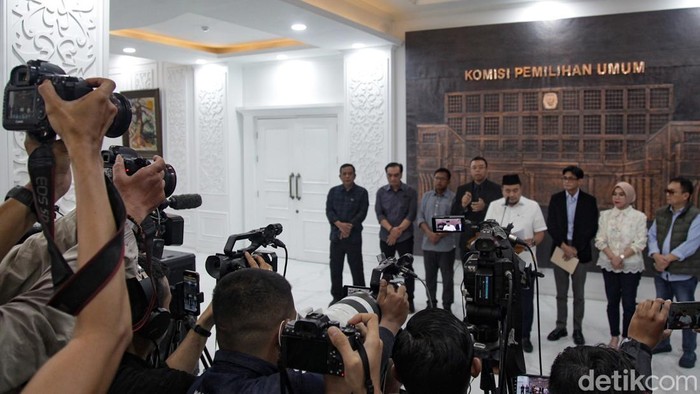 Ketua KPU Affifuddin memberikan keterangan pers soal Keputusan KPU RI Nomor 731 Tahun 2025 di gedung KPU, Jakarta, Selasa (16/9/2025). Kini, ijazah capres-cawapres bukan dokumen rahasia.