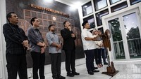Pertimbangan pembatalan aturan itu disebutkan Afifuddin karena mendapat masukan dari berbagai pihak. Selanjutnya, KPU menggelar rapat secara khusus untuk menyikapi perkembangan tersebut. 