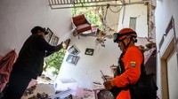 Petugas Badan Penanggulangan Bencana Daerah (BPBD) Kota Bandung bersama aparat kepolisian langsung mendatangi lokasi untuk melakukan pemeriksaan. ANTARA FOTO/Raisan Al Farisi