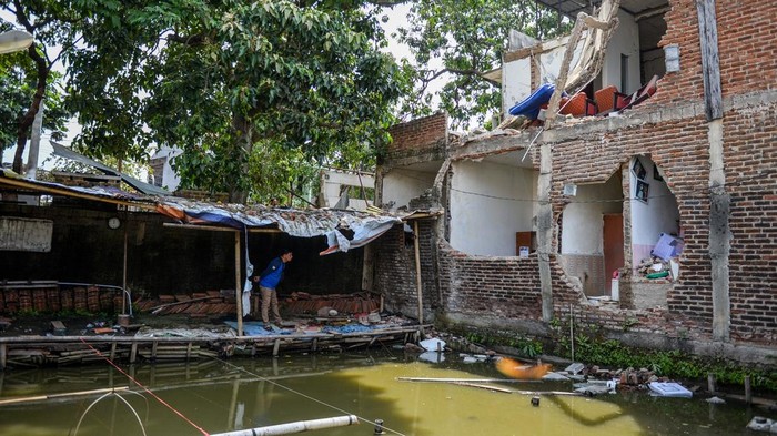 Ledakan Gas 3 Kg di Bandung, Dua Rumah Hancur dan Warga Terluka Anggota Inafis Polrestabes Bandung melakukan identifikasi di lokasi ledakan gas tiga kilogram di Babakansari, Kiaracondong, Bandung, Jawa Barat, Selasa (16/9/2025). Sebanyak dua rumah hancur serta dua orang korban luka bakar dilarikan ke Rumah Sakit Hasan Sadikin akibat ledakan gas tiga kilogram yang diduga karena adanya kebocoran tabung gas. ANTARA FOTO/Raisan Al Farisi