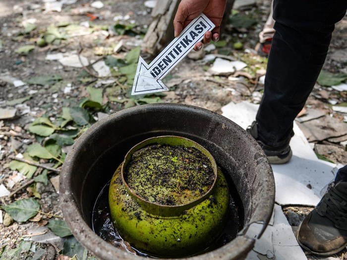 Anggota Inafis Polrestabes Bandung melakukan identifikasi di lokasi ledakan gas tiga kilogram di Babakansari, Kiaracondong, Bandung, Jawa Barat, Selasa (16/9/2025). Sebanyak dua rumah hancur serta dua orang korban luka bakar dilarikan ke Rumah Sakit Hasan Sadikin akibat ledakan gas tiga kilogram yang diduga karena adanya kebocoran tabung gas. ANTARA FOTO/Raisan Al Farisi