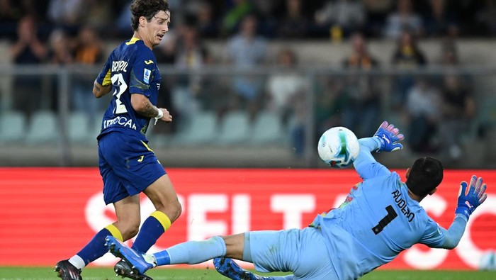 VERONA, ITALY - SEPTEMBER 15:  Domagoj Bradaric of Verona 
 competes for the ball with Emil Audero of Cremonese during the Serie A match between Hellas Verona FC and US Cremonese at Stadio Marcantonio Bentegodi on September 15, 2025 in Verona, Italy. (Photo by Image Photo Agency/Getty Images)