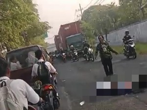Pelajar SMP di Gresik Tewas Terlindas Truk Saat Diantar Ibu ke Sekolah